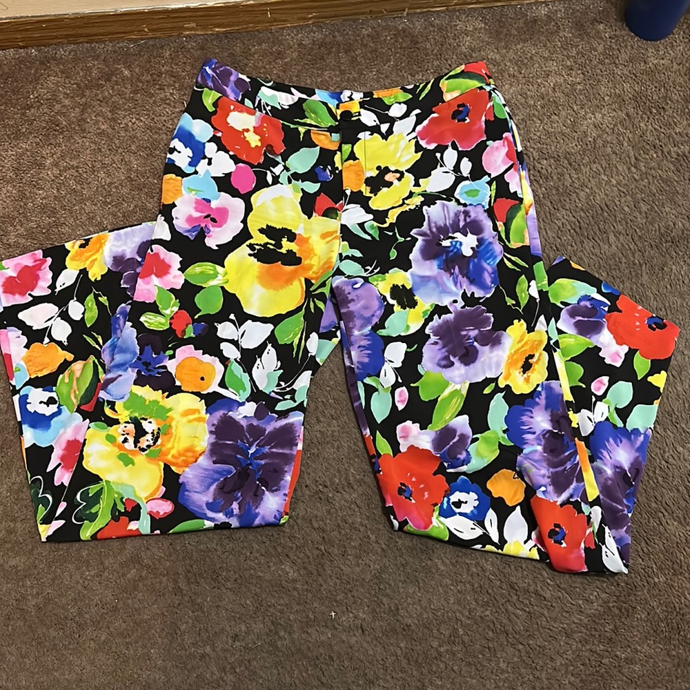 Cute floral Lauren pants. Great for work or nice outing.